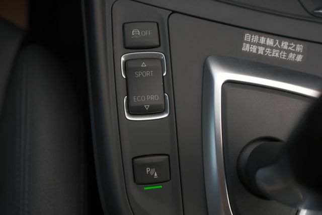 2015 BMW 120i 分區恆溫Push Start 一手車里程保證7.8萬 機油,變速箱油,油底殼,綜合皮帶已更換  第17張相片