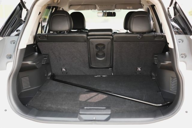 2017 Nissan X-Trail 玩美影音版2.0 定速 ikey 環景攝影 分區恆溫 導航  第19張相片