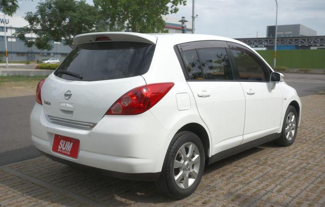 2011 Nissan Tiida 5D 1.8 L  定速 IKEY 倒車雷達 恆溫空調 里程保證僅5.2萬  第4張相片