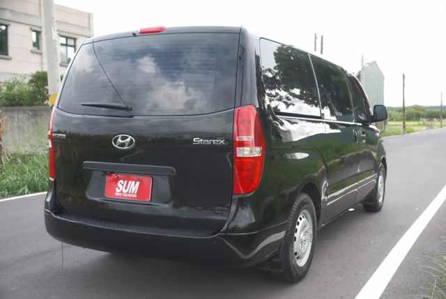 2016 Hyundai Starex 尊貴型 2.5 九人座 定速 倒車顯影 藍芽 方向盤快控 里程保證12.2萬  第4張相片
