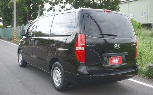 2016 Hyundai Starex 尊貴型 2.5 九人座 定速 倒車顯影 藍芽 方向盤快控 里程保證12.2萬  第5張相片