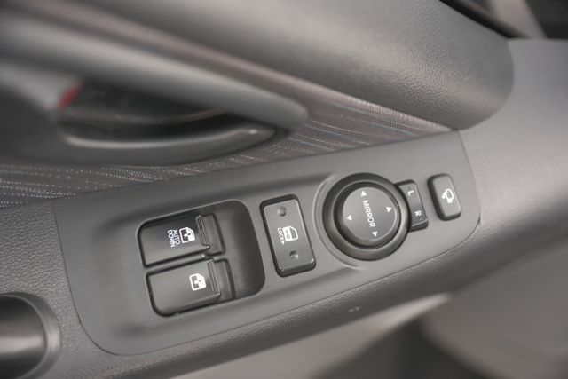 2016 Hyundai Starex 尊貴型 2.5 九人座 定速 倒車顯影 藍芽 方向盤快控 里程保證12.2萬  第7張相片