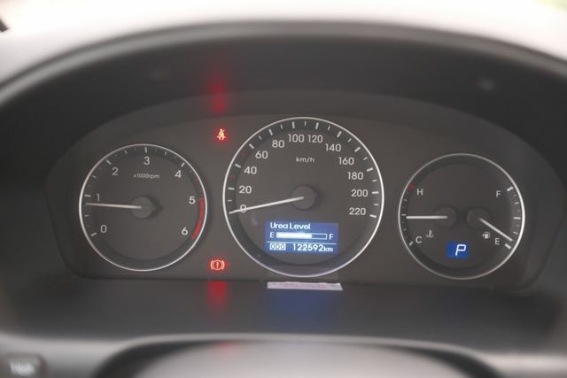 2016 Hyundai Starex 尊貴型 2.5 九人座 定速 倒車顯影 藍芽 方向盤快控 里程保證12.2萬  第11張相片