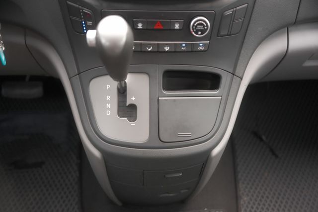 2016 Hyundai Starex 尊貴型 2.5 九人座 定速 倒車顯影 藍芽 方向盤快控 里程保證12.2萬  第14張相片