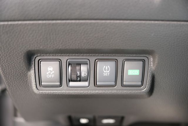 2018 Nissan Sentra 尊爵版 1.8 定速 導航 環景影像 電動天窗 分區恆溫 ikey 盲點偵測  第13張相片