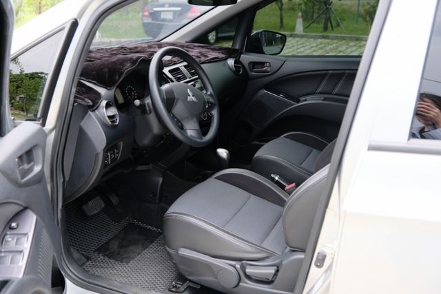 2017 Mitsubishi Colt Plus 尊貴型 1.5 定速 盲點偵測 恆溫空調 藍芽 里程保證3.7萬  第7張相片