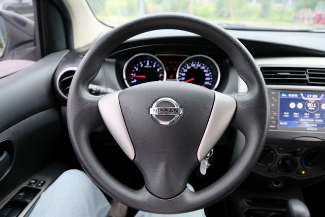 2016 Nissan Livina 行家版 1.6 藍芽 倒車顯影 車頂行李架 里程保證13.6萬  第12張相片