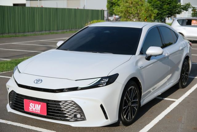 2024 Toyota Camry 油電 旗艦版 2.5 雙區恆溫 導航 雙前座電動椅 手機無線充電 原廠保固中  第2張相片