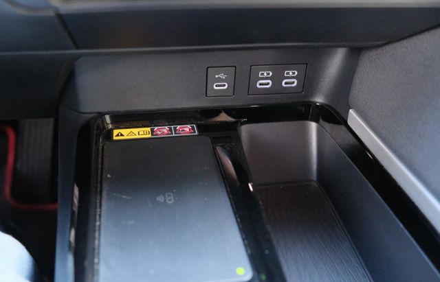 2024 Toyota Camry 油電 旗艦版 2.5 雙區恆溫 導航 雙前座電動椅 手機無線充電 原廠保固中  第18張相片