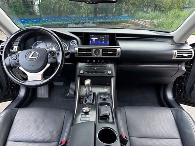 LEXUS凌志 IS 300H  第9張相片
