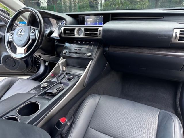 LEXUS凌志 IS 300H  第14張相片