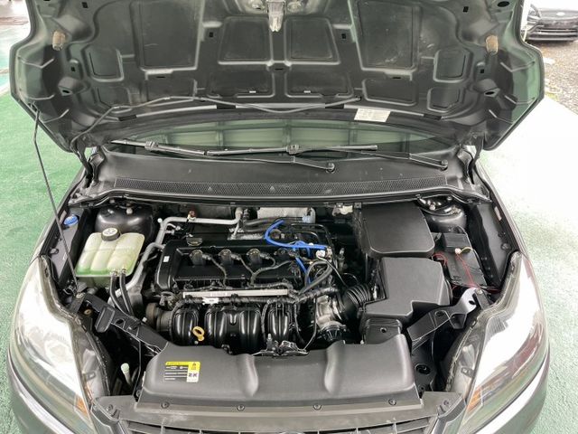 定速 衛星導航 倒車雷達 晶片系統  倒車顯影	  4WD	方向盤音響控制 皮椅 藍牙通訊 安全氣囊  第4張相片