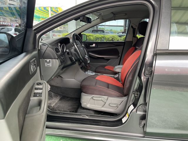 定速 衛星導航 倒車雷達 晶片系統  倒車顯影	  4WD	方向盤音響控制 皮椅 藍牙通訊 安全氣囊  第5張相片