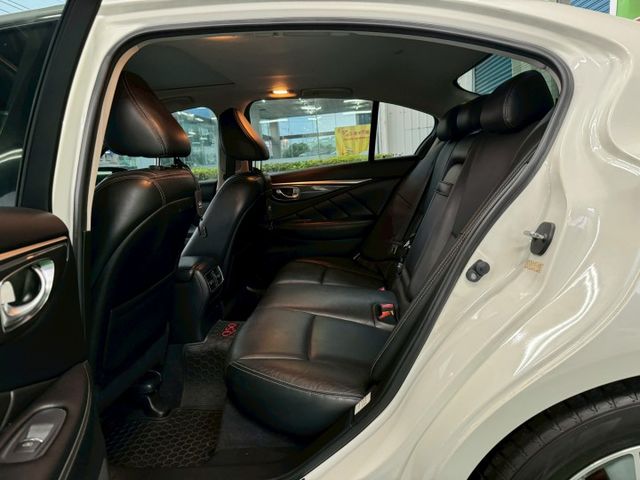 青菜賣 ~僅跑10出萬超美Q50.認證車原版件.雙電動椅.天窗.定速.重點還有電動尾門  第8張相片
