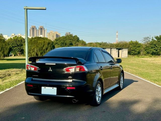 2015 鯊魚頭 Fortis IO版1.8 僅跑10萬! 方向盤快控鍵 恆溫空調 換檔撥片 電折後視鏡  第2張相片
