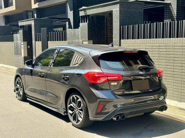市場熱銷 年輕小鋼炮 Focus ST-Line 全車原版件 無事故 中尾段排氣管 ACC全速域跟車 B&o環繞音響  第3張相片