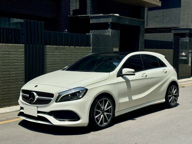 小改款!【 A180 AMG 】僅跑8.9萬 IKEY摸門 AMG內外觀套件 平把方向盤 電動記憶座椅  第1張相片