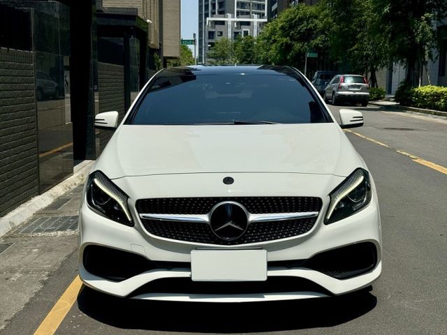 小改款!【 A180 AMG 】僅跑8.9萬 IKEY摸門 AMG內外觀套件 平把方向盤 電動記憶座椅  第2張相片