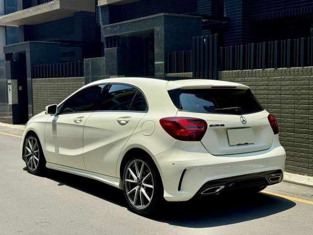 小改款!【 A180 AMG 】僅跑8.9萬 IKEY摸門 AMG內外觀套件 平把方向盤 電動記憶座椅  第3張相片