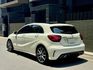 小改款!【 A180 AMG 】僅跑8.9萬 IKEY摸門 AMG內外觀套件 平把方向盤 電動記憶座椅  第3張縮圖