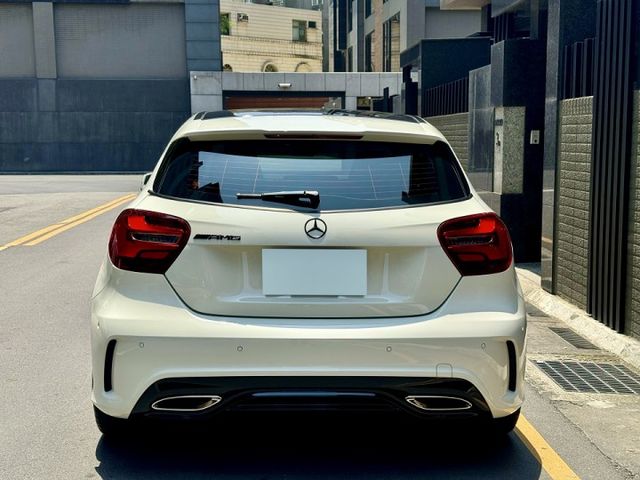 小改款!【 A180 AMG 】僅跑8.9萬 IKEY摸門 AMG內外觀套件 平把方向盤 電動記憶座椅  第4張相片