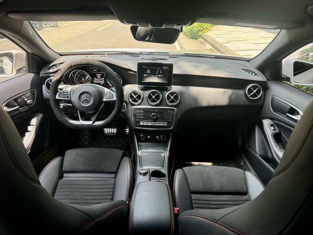 小改款!【 A180 AMG 】僅跑8.9萬 IKEY摸門 AMG內外觀套件 平把方向盤 電動記憶座椅  第5張相片
