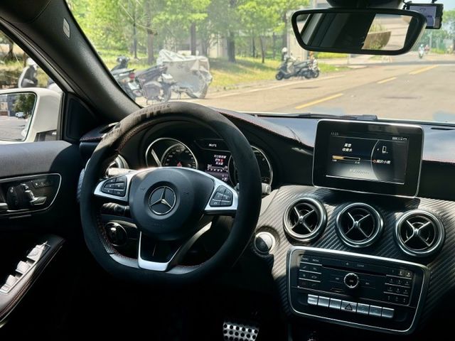 小改款!【 A180 AMG 】僅跑8.9萬 IKEY摸門 AMG內外觀套件 平把方向盤 電動記憶座椅  第6張相片