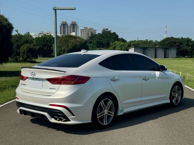 不用比了 全台最美【 Elantra Sport 1.6T 極速版 】僅跑5萬 底色紅 全車頂級消光白膜 跟新車沒兩樣  第2張相片