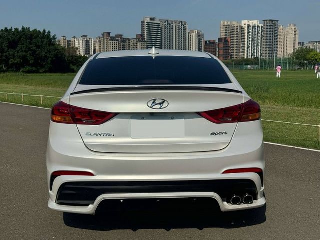 不用比了 全台最美【 Elantra Sport 1.6T 極速版 】僅跑5萬 底色紅 全車頂級消光白膜 跟新車沒兩樣  第4張相片