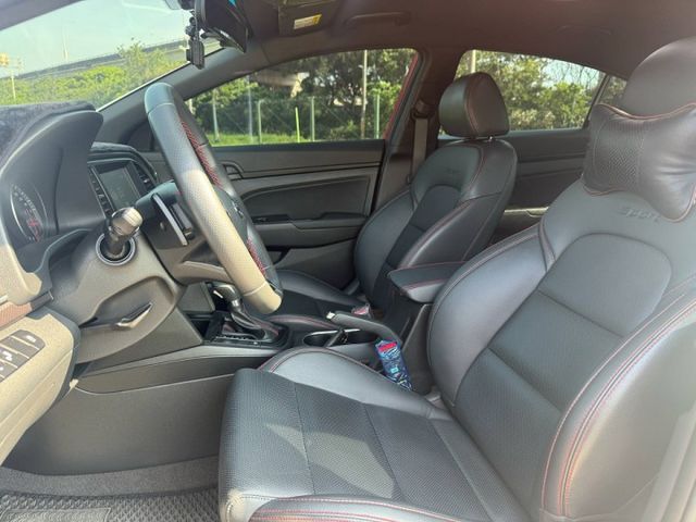 不用比了 全台最美【 Elantra Sport 1.6T 極速版 】僅跑5萬 底色紅 全車頂級消光白膜 跟新車沒兩樣  第6張相片