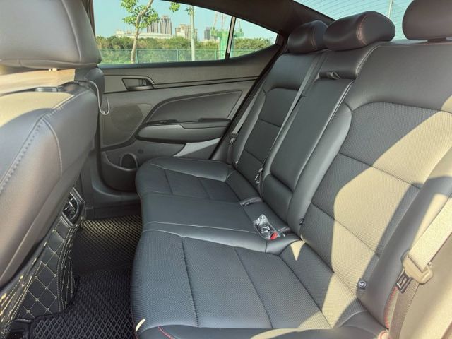 不用比了 全台最美【 Elantra Sport 1.6T 極速版 】僅跑5萬 底色紅 全車頂級消光白膜 跟新車沒兩樣  第7張相片