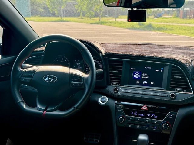不用比了 全台最美【 Elantra Sport 1.6T 極速版 】僅跑5萬 底色紅 全車頂級消光白膜 跟新車沒兩樣  第8張相片