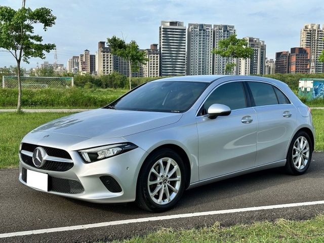 大改款!【W177 A200】 僅跑6.7萬 全車原版件 全液晶儀表 IKEY免鑰匙 觸控手寫版 LED頭尾燈  第1張相片