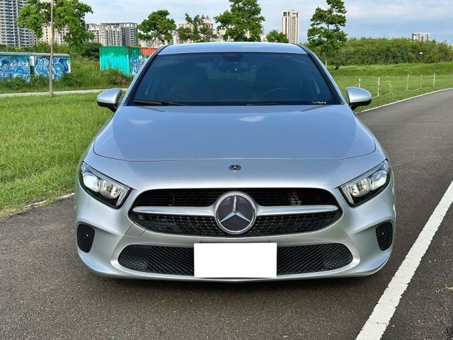 大改款!【W177 A200】 僅跑6.7萬 全車原版件 全液晶儀表 IKEY免鑰匙 觸控手寫版 LED頭尾燈  第2張相片