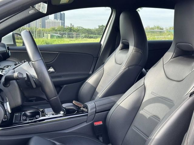 大改款!【W177 A200】 僅跑6.7萬 全車原版件 全液晶儀表 IKEY免鑰匙 觸控手寫版 LED頭尾燈  第6張相片