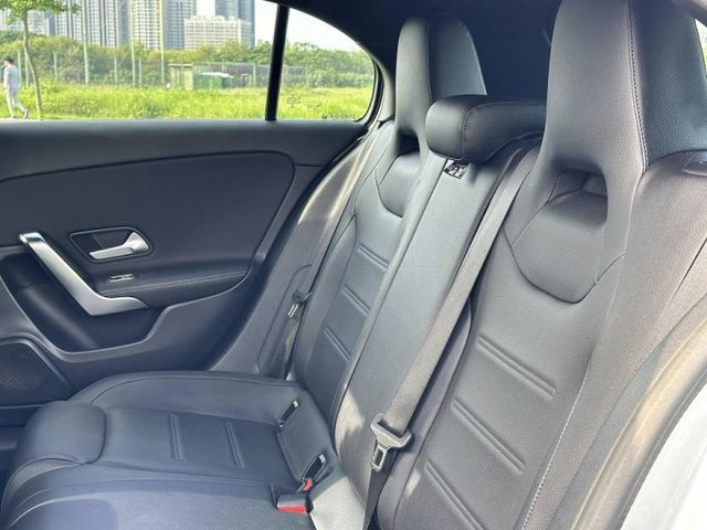 大改款!【W177 A200】 僅跑6.7萬 全車原版件 全液晶儀表 IKEY免鑰匙 觸控手寫版 LED頭尾燈  第7張相片