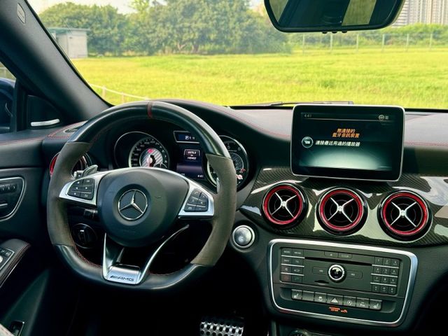 滿配! CLA45 4Matic 全車原版件 僅跑10萬 蝴蝶賽車座椅 IKEY摸門解鎖 全景大天窗 頻果樹排檔頭  第7張相片