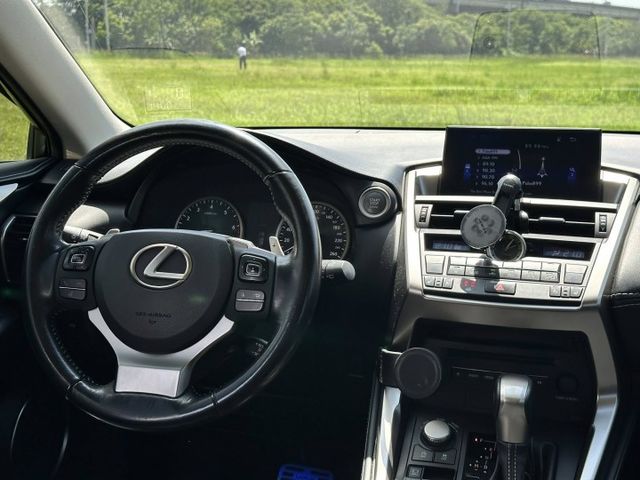 16 【NX200T 豪華版】僅跑8萬 IKEY摸門 冷熱通風座椅 抬頭顯示器 原廠導航系統 電動記憶座椅  第9張相片