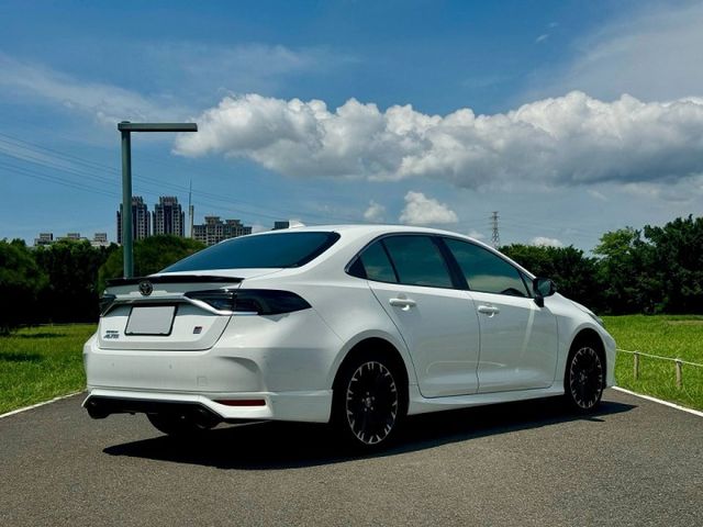 市場稀有 【GR Altis 1.8 Sport】全車原版件 實跑8萬 尾段閥門排氣管 換檔撥片 ACC跟車 燻黑尾燈  第2張相片
