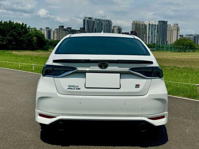 市場稀有 【GR Altis 1.8 Sport】全車原版件 實跑8萬 尾段閥門排氣管 換檔撥片 ACC跟車 燻黑尾燈  第4張相片