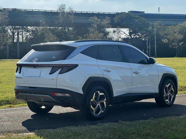 一手準新車【GLT-B 汽油版】僅跑1.5萬!! 新車保固中 全車原鈑原漆 全景天窗 ACC自動跟車 360環景  第2張相片