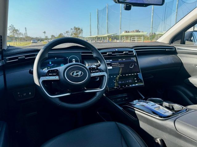 一手準新車【GLT-B 汽油版】僅跑1.5萬!! 新車保固中 全車原鈑原漆 全景天窗 ACC自動跟車 360環景  第5張相片