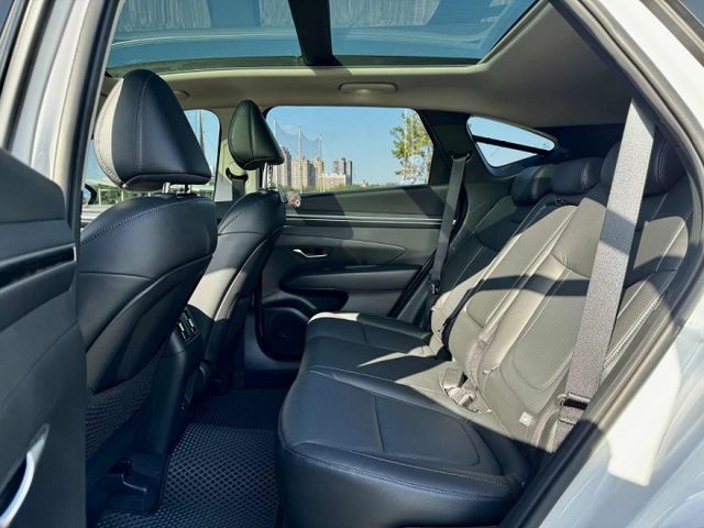 一手準新車【GLT-B 汽油版】僅跑1.5萬!! 新車保固中 全車原鈑原漆 全景天窗 ACC自動跟車 360環景  第9張相片