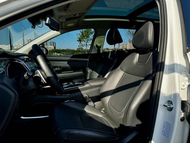 一手準新車【GLT-B 汽油版】僅跑1.5萬!! 新車保固中 全車原鈑原漆 全景天窗 ACC自動跟車 360環景  第10張相片