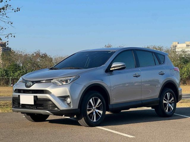 小改款!!【RAV4 2.0 尊爵版】 全車原鈑件 ACC自動跟車 IKEY免鑰匙 盲點偵測 恆溫空調 藍芽多媒體  第1張相片
