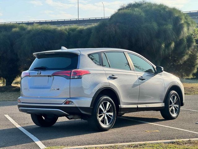 小改款!!【RAV4 2.0 尊爵版】 全車原鈑件 ACC自動跟車 IKEY免鑰匙 盲點偵測 恆溫空調 藍芽多媒體  第2張相片