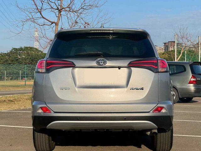 小改款!!【RAV4 2.0 尊爵版】 全車原鈑件 ACC自動跟車 IKEY免鑰匙 盲點偵測 恆溫空調 藍芽多媒體  第4張相片