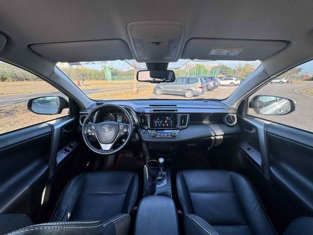 小改款!!【RAV4 2.0 尊爵版】 全車原鈑件 ACC自動跟車 IKEY免鑰匙 盲點偵測 恆溫空調 藍芽多媒體  第5張相片