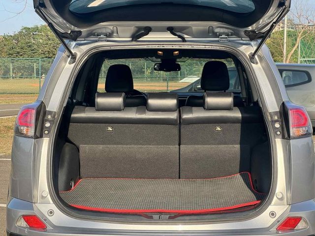 小改款!!【RAV4 2.0 尊爵版】 全車原鈑件 ACC自動跟車 IKEY免鑰匙 盲點偵測 恆溫空調 藍芽多媒體  第9張相片