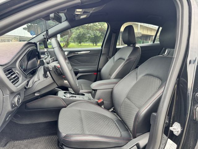 【Focus ST-Line Lommel版 】市場稀有黑 僅跑6萬公里 全車原鈑件 B&o音響 Lv2自動跟車 抬顯  第5張相片